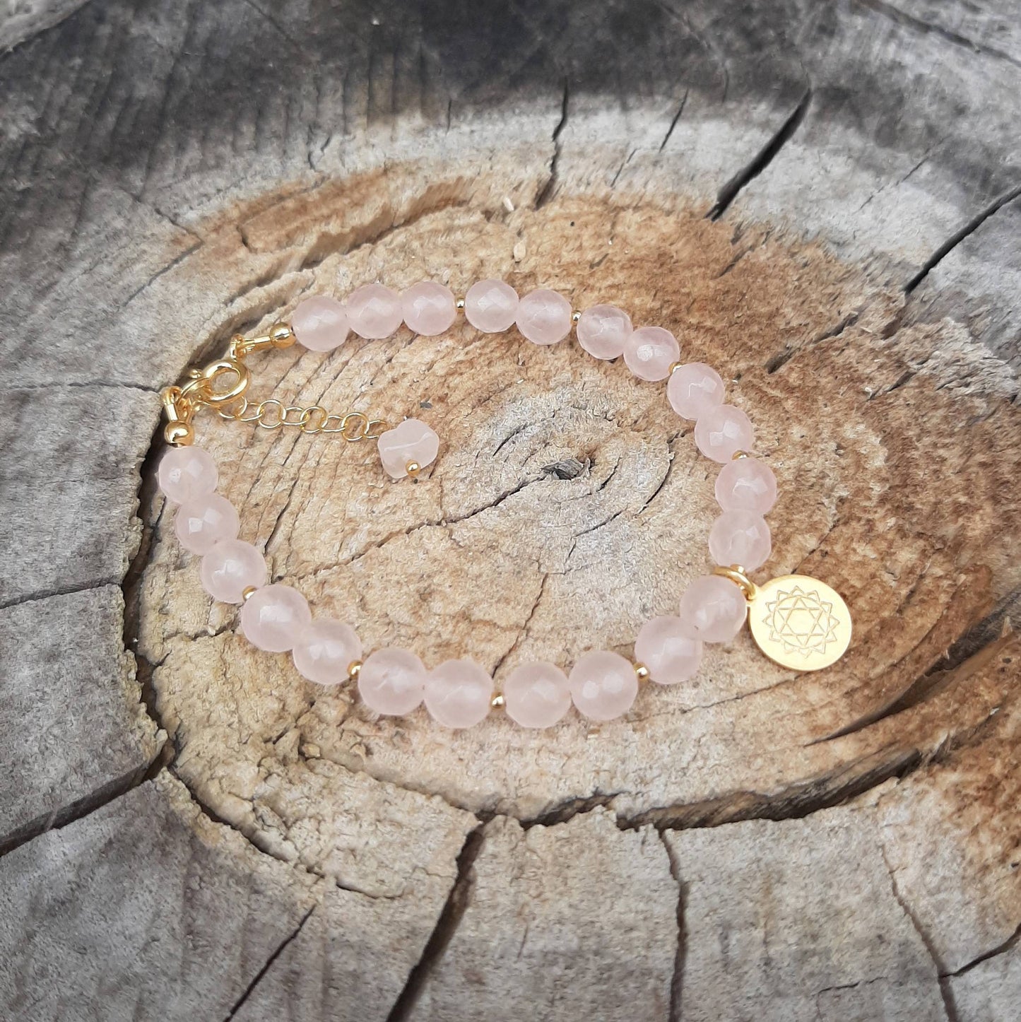 Bracelet bohème en argent fin doré en quartz rose avec une petite médaille chakra anahata. ANAHATA est le chakra du cœur et il est associé à l'amour inconditionnel.
