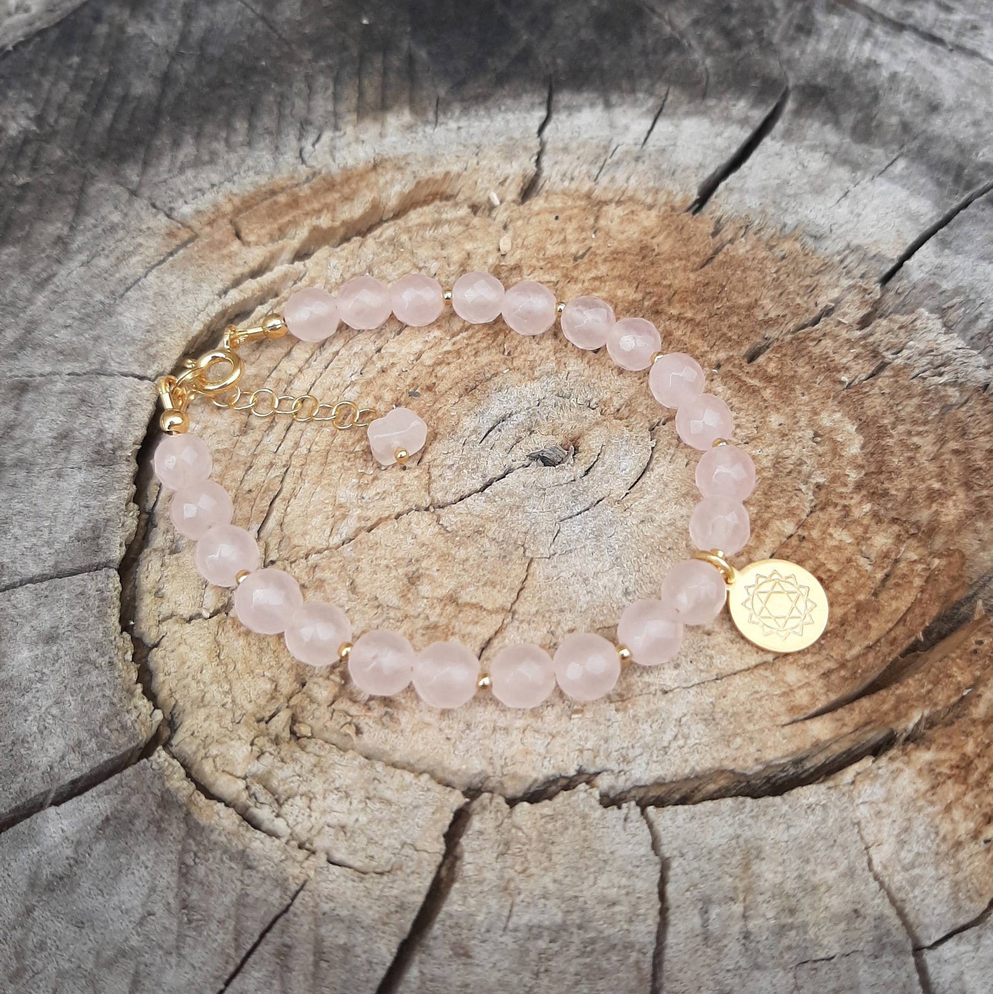 Bracelet bohème en argent fin doré en quartz rose avec une petite médaille chakra anahata. ANAHATA est le chakra du cœur et il est associé à l'amour inconditionnel.