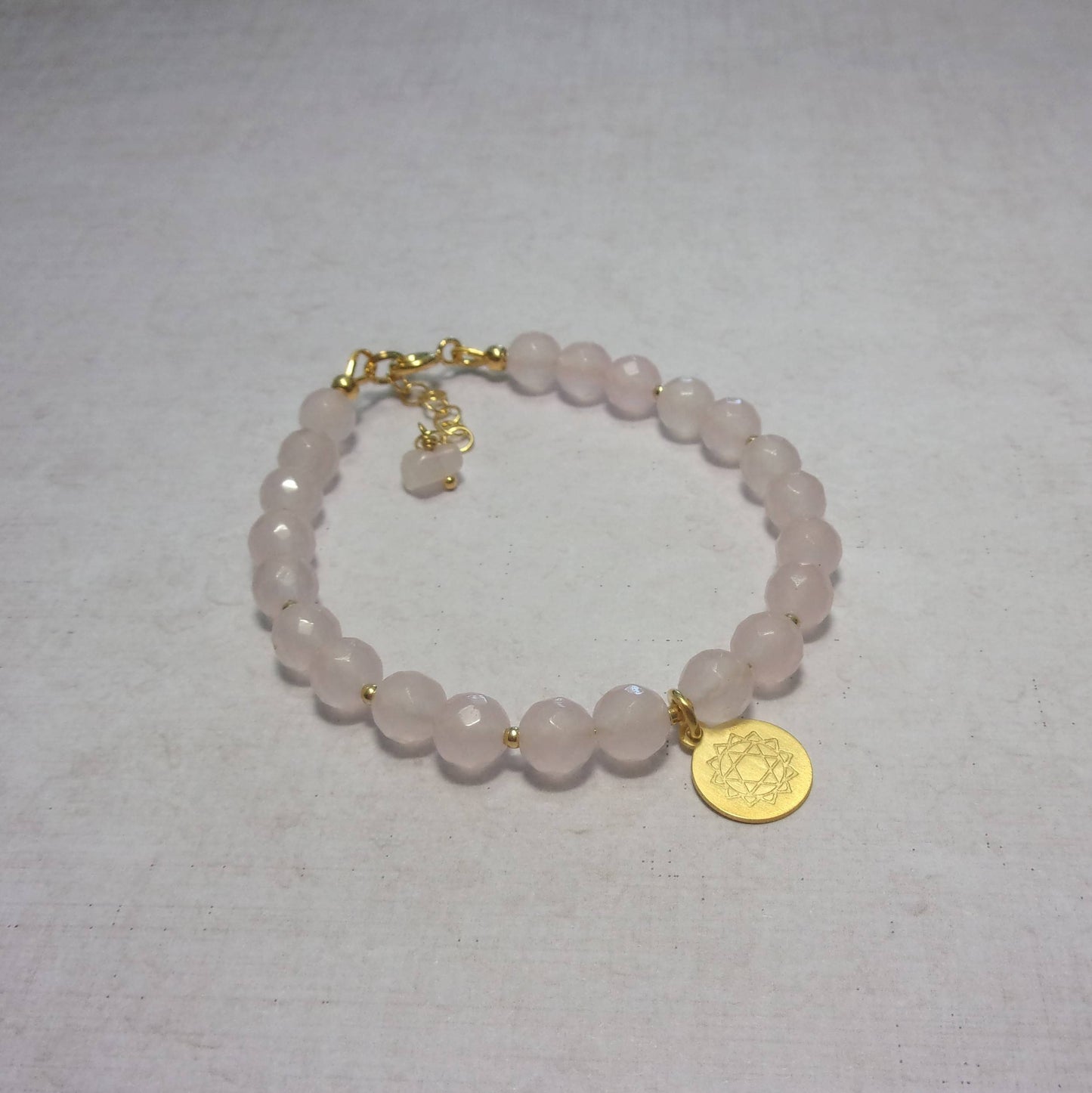 Bracelet bohème en argent fin doré en quartz rose avec une petite médaille chakra anahata. ANAHATA est le chakra du cœur et il est associé à l'amour inconditionnel.