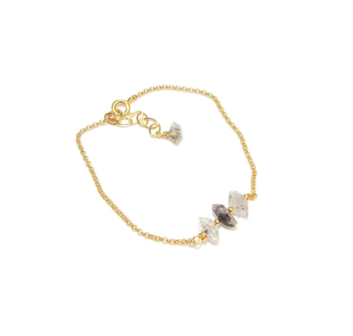 Bracelet chaine en argent 925 doré à l'or fin et pierres semi-précieuses brutes: quartz diamant (diamant d'herkimer). Ajustable avec une chaîne.