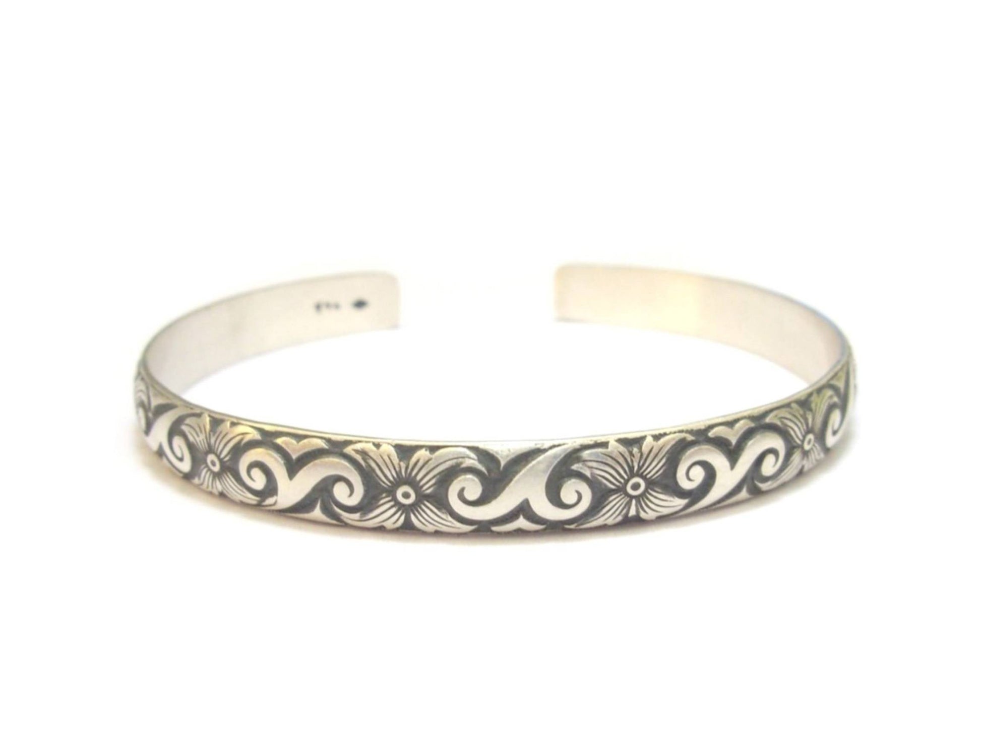 Bracelet, jonc en argent massif, rigide, motifs ethniques gravés