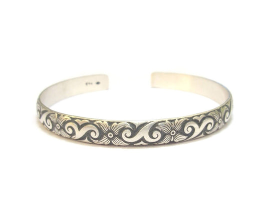 Bracelet, jonc en argent massif, rigide, motifs ethniques gravés