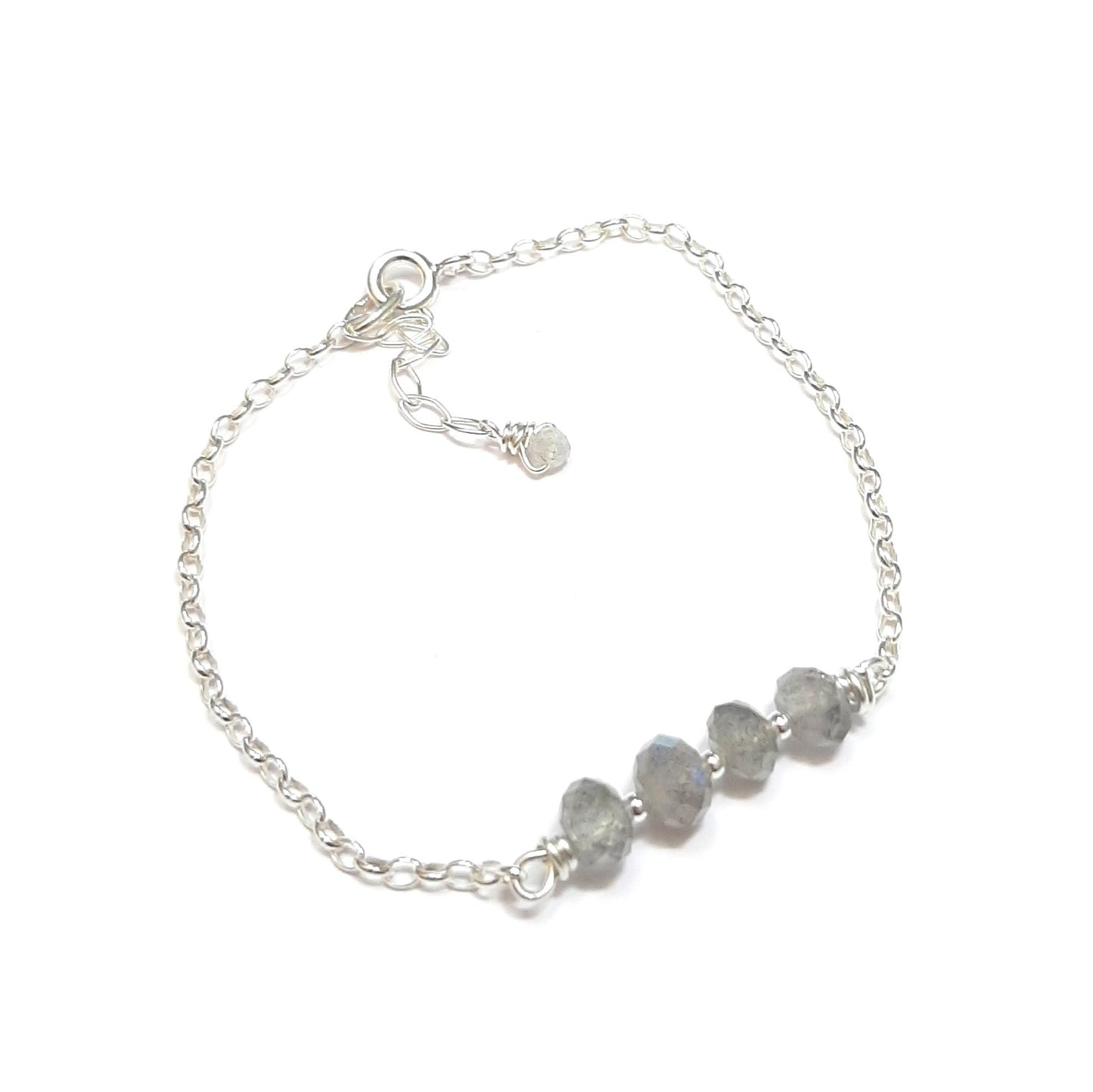 Découvrez ce bracelet en labradorite facettée et argent 925, fait main en France. Un bijou unique et éthique, parfait pour protéger des énergies négatives.