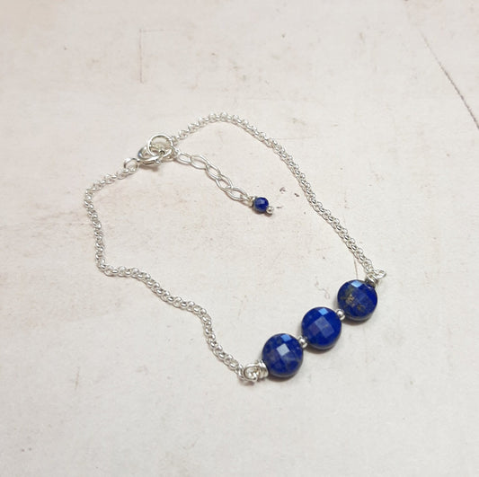 Bracelet artisanal en lapis-lazuli et argent 925. Le lapis-lazuli aide à surmonter le stress et stimule le courage. Fabriqué à la main en France