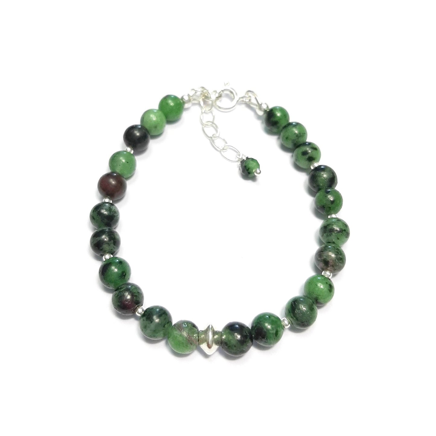 Bracelet en rubis zoïsite, aux teintes vibrantes de rouge et vert, stimule l'énergie et la passion. Monté sur un fil cable, apprêts en argent sterling avec une chainette de rallonge, il s'ajuste confortablement à tous les poignets