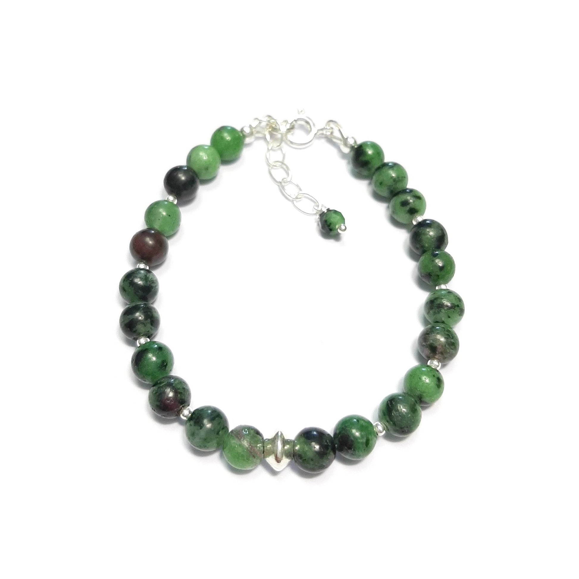 Bracelet en rubis zoïsite, aux teintes vibrantes de rouge et vert, stimule l'énergie et la passion. Monté sur un fil cable, apprêts en argent sterling avec une chainette de rallonge, il s'ajuste confortablement à tous les poignets