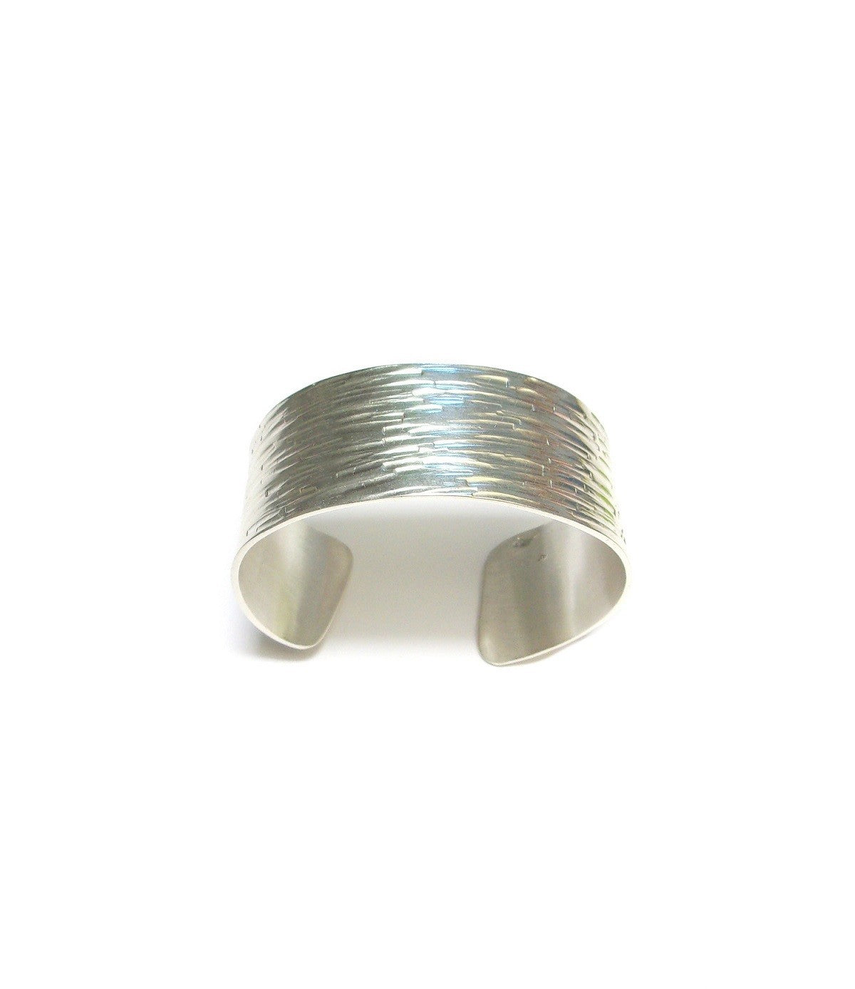 MAnchette en argent serling martelé, jonc ouvert et réglable. Fabrication artisanale.
Bracelet large en argent massif.