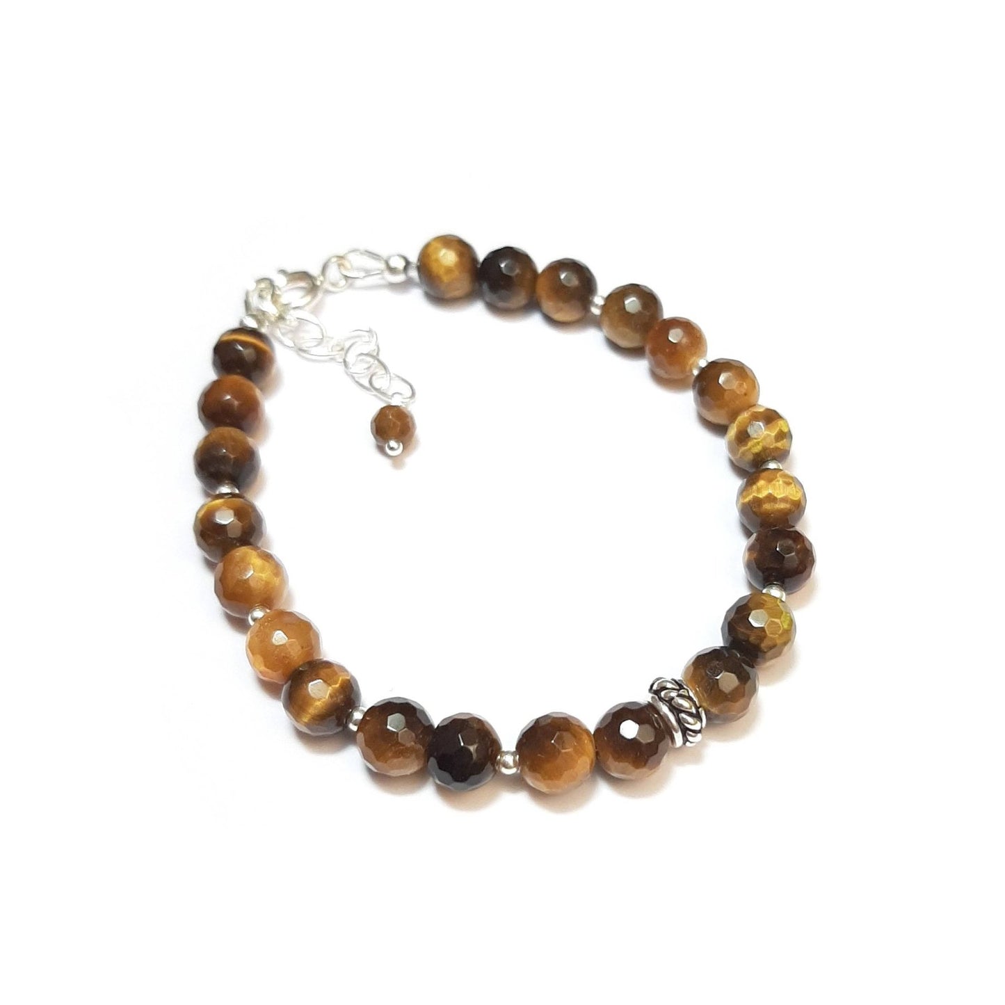 Ce bracelet puissant associe l'énergie protectrice de l'œil de tigre avec la finesse de l'argent 925. Connu pour repousser les énergies négatives et apporter courage et confiance, l'œil de tigre est une pierre précieuse idéale pour ceux qui cherchent force et protection. Chaque perle de 6 mm est minutieusement sélectionnée et montée à la main en France. Le bracelet mesure 17 cm avec une chaînette ajustable.