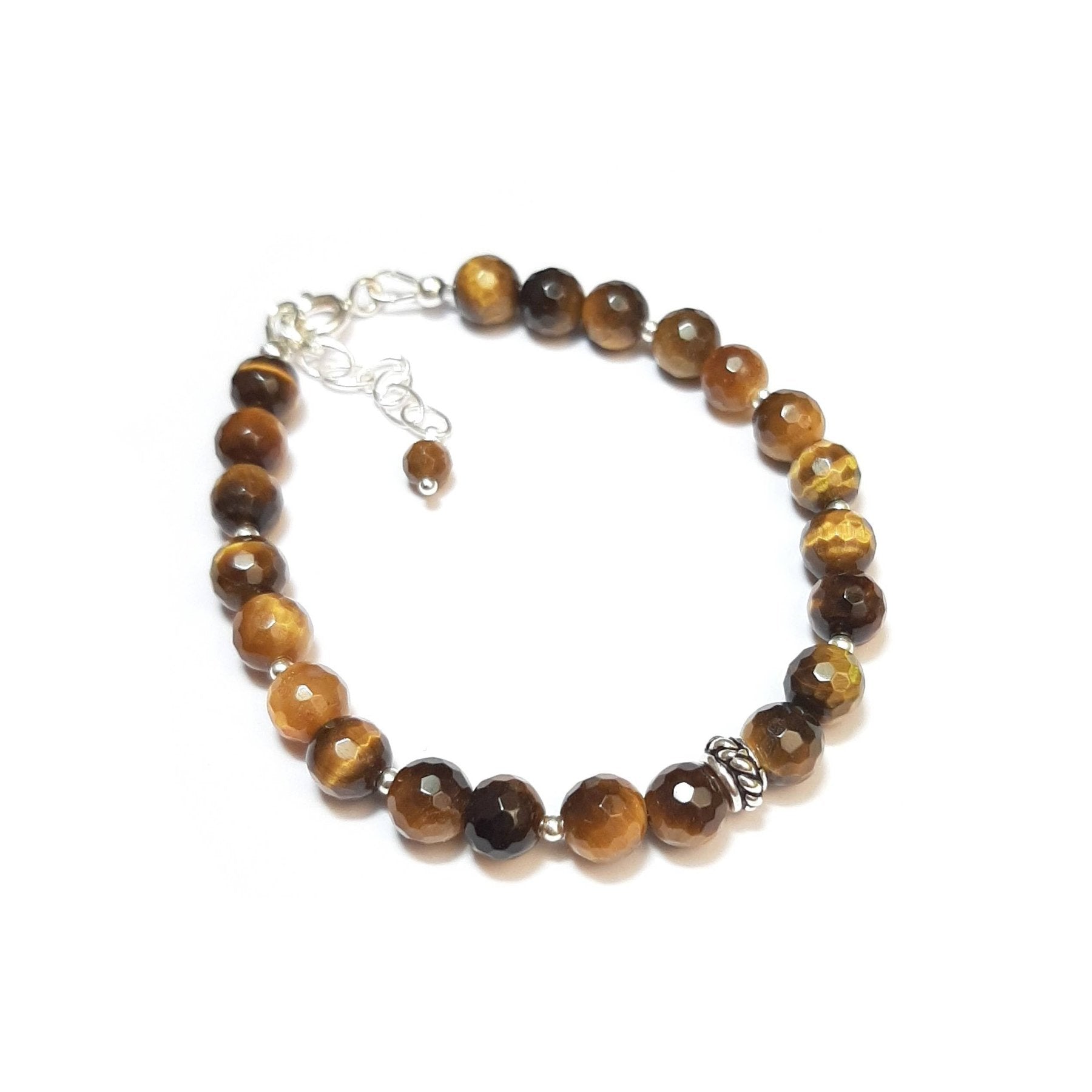 Ce bracelet puissant associe l'énergie protectrice de l'œil de tigre avec la finesse de l'argent 925. Connu pour repousser les énergies négatives et apporter courage et confiance, l'œil de tigre est une pierre précieuse idéale pour ceux qui cherchent force et protection. Chaque perle de 6 mm est minutieusement sélectionnée et montée à la main en France. Le bracelet mesure 17 cm avec une chaînette ajustable.