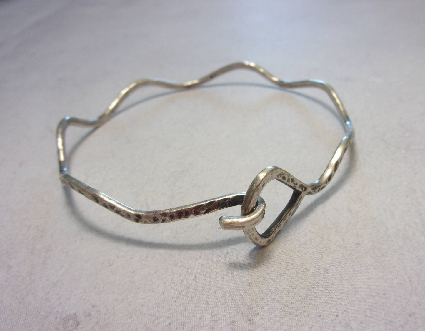 Bracelet jonc en argent patiné noir, bracelet ethnique en argent massif. Bracelet ouvert, convient à toutes les tailles