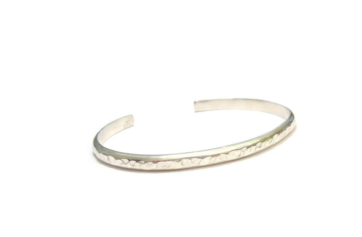 Découvrez l'élégance intemporelle du bracelet jonc en argent massif, un accessoire raffiné qui s'adapte à tous les styles. Alliant simplicité et sophistication, il sublimera chaque tenue avec une touche de brillance discrète.