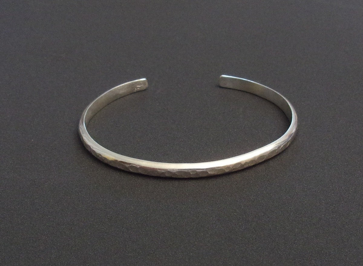 Bracelet jonc en argent massif,
Matériau de qualité : Argent massif pour une durabilité et un éclat qui résistent au temps.
Design épuré : Un bracelet jonc chic et intemporel, idéal pour toutes les occasions.
Confort optimal : Forme parfaitement ajustée pour un port agréable tout au long de la journée.
Bracelet jonc argent, accessoire élégant, bijou intemporel, argent massif, bracelet femme, bijou minimaliste.