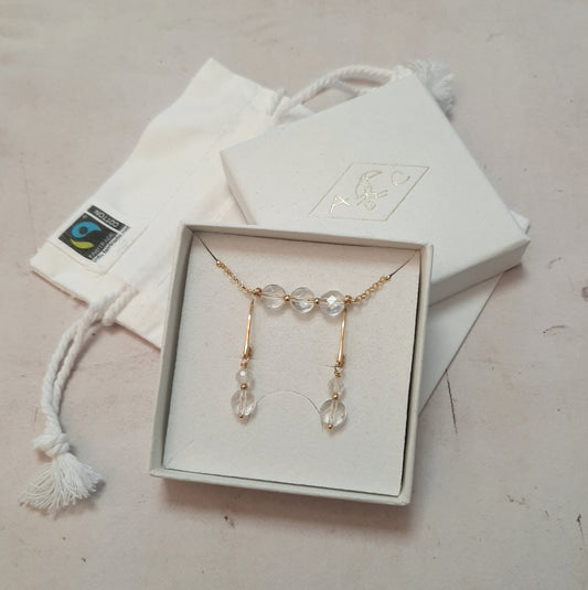 Découvrez nos coffrets raffinés de bijoux en argent 925 et pierres naturelles, parfaits pour un cadeau élégant à Noël ou pour un Secret Santa. Faits main avec des pierres telles que l’améthyste et l’œil de tigre, ces ensembles apportent une touche de luxe naturelle. Livraison gratuite et rapide pour vous simplifier les fêtes !