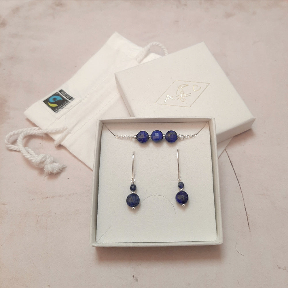 Découvrez nos coffrets raffinés de bijoux en argent 925 et pierres naturelles, parfaits pour un cadeau élégant à Noël ou pour un Secret Santa. Faits main avec des pierres telles que l’améthyste et l’œil de tigre, ces ensembles apportent une touche de luxe naturelle. Livraison gratuite et rapide pour vous simplifier les fêtes !