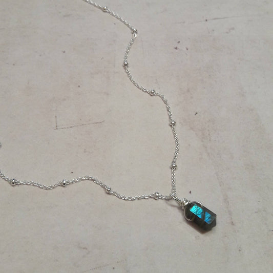 collier pendule en labradorite naturelle monté sur une chaîne en argent massif 925, bijou artisanal fabriqué en France.
