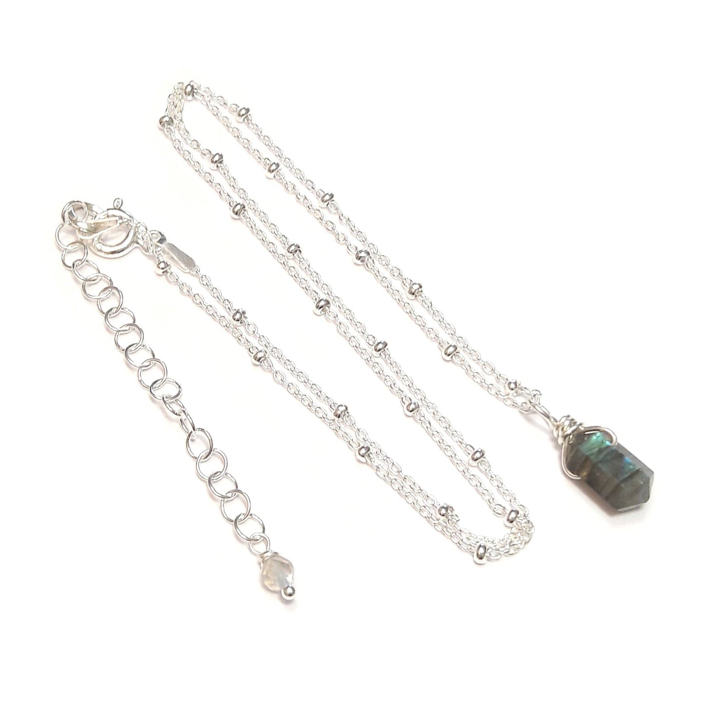 Collier ras de cou avec pendentif pendule labradorite, confectionné à la main, mettant en valeur la beauté des pierres naturelles.