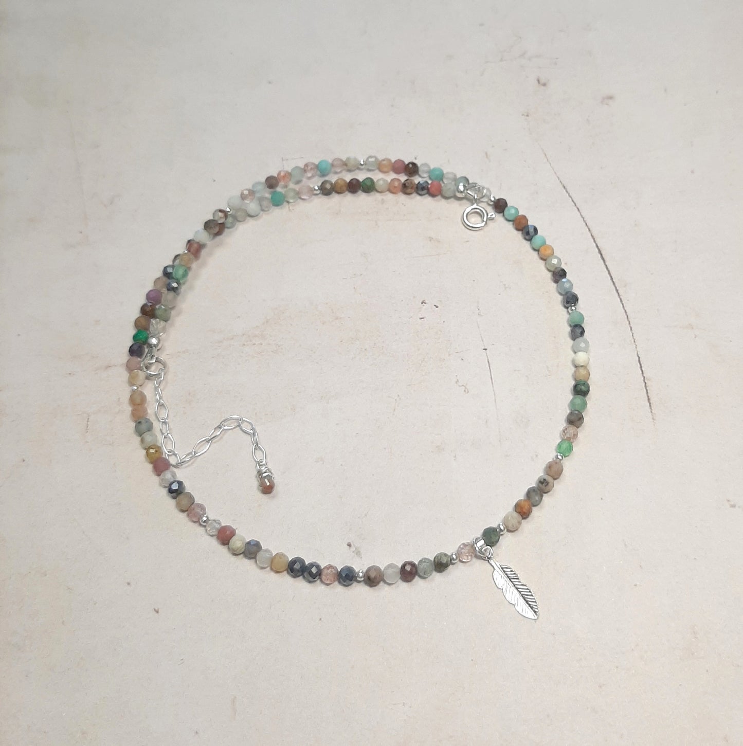 Conçu en argent 925, ce collier associe la symbolique de la plume, messagère des guides spirituels, à la force des pierres naturelles. Chaque élément est choisi pour inspirer confiance et équilibre, offrant un bijou porteur de sens et de beauté.