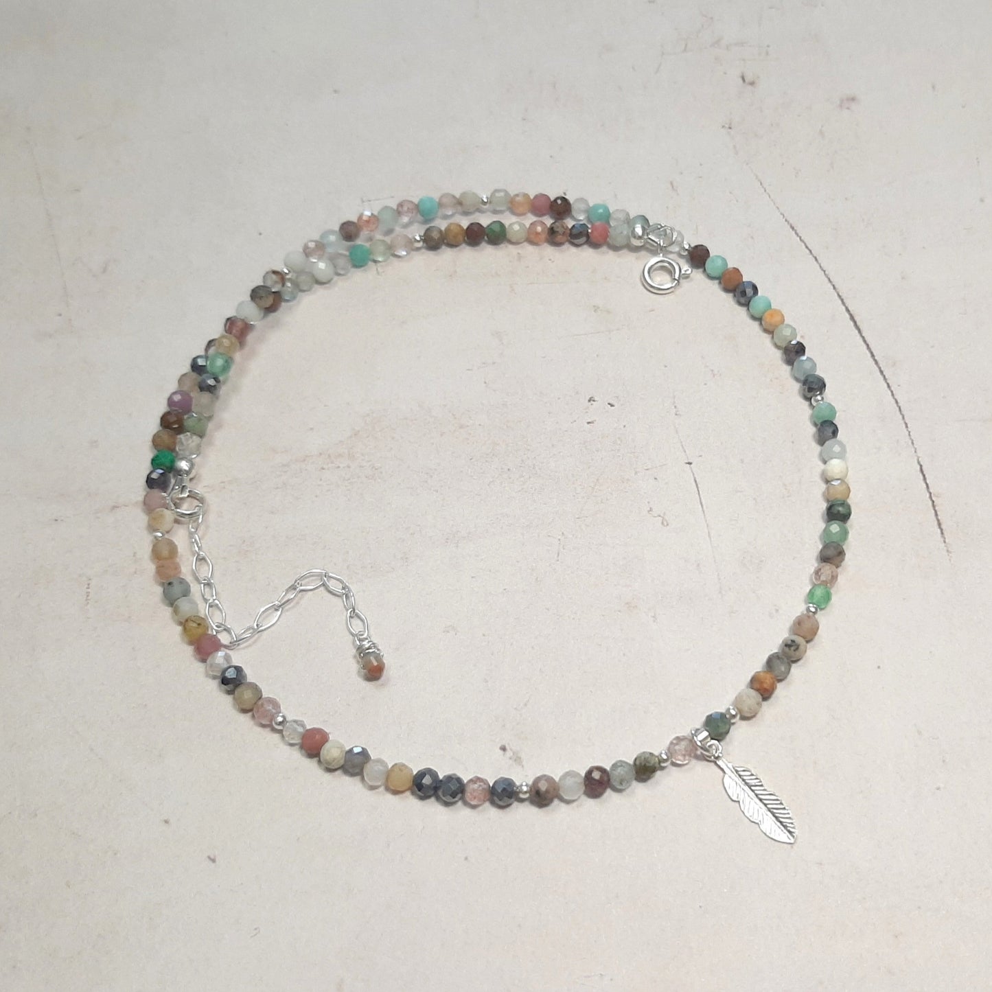 collier pierres semi précieuses en argent et pierres naturelles, pendentif plume