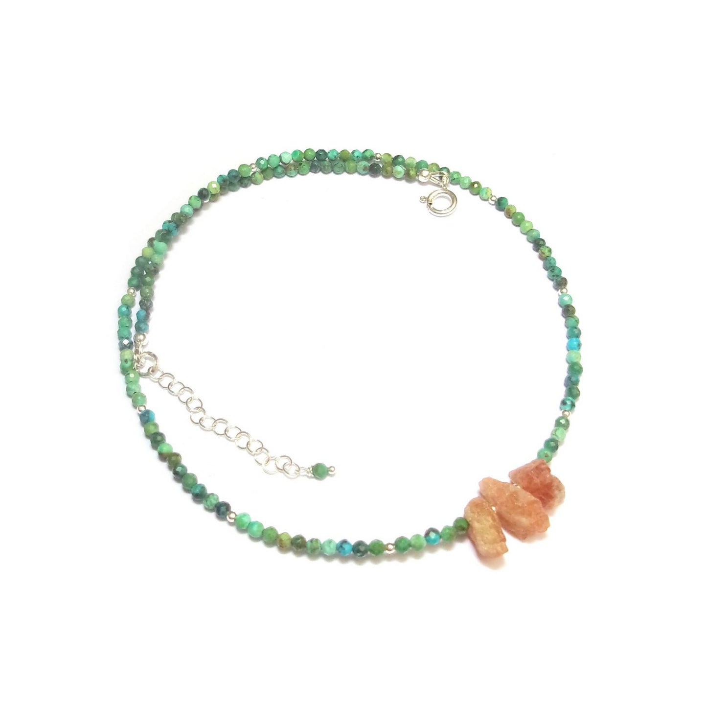 Détail des pierres naturelles turquoise verte et pierre de soleil sur un collier artisanal en argent 925