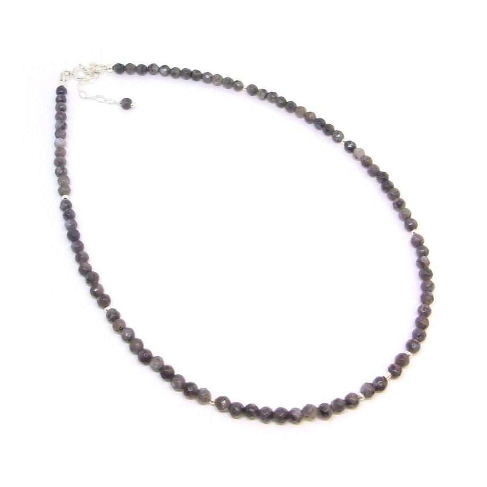 Collier simple en argent 925, orné de pierres fines de labradorite noire, aussi appelée larvikite. Le collier mesure 40 cm de long, avec une chaîne supplémentaire pour ajustement.