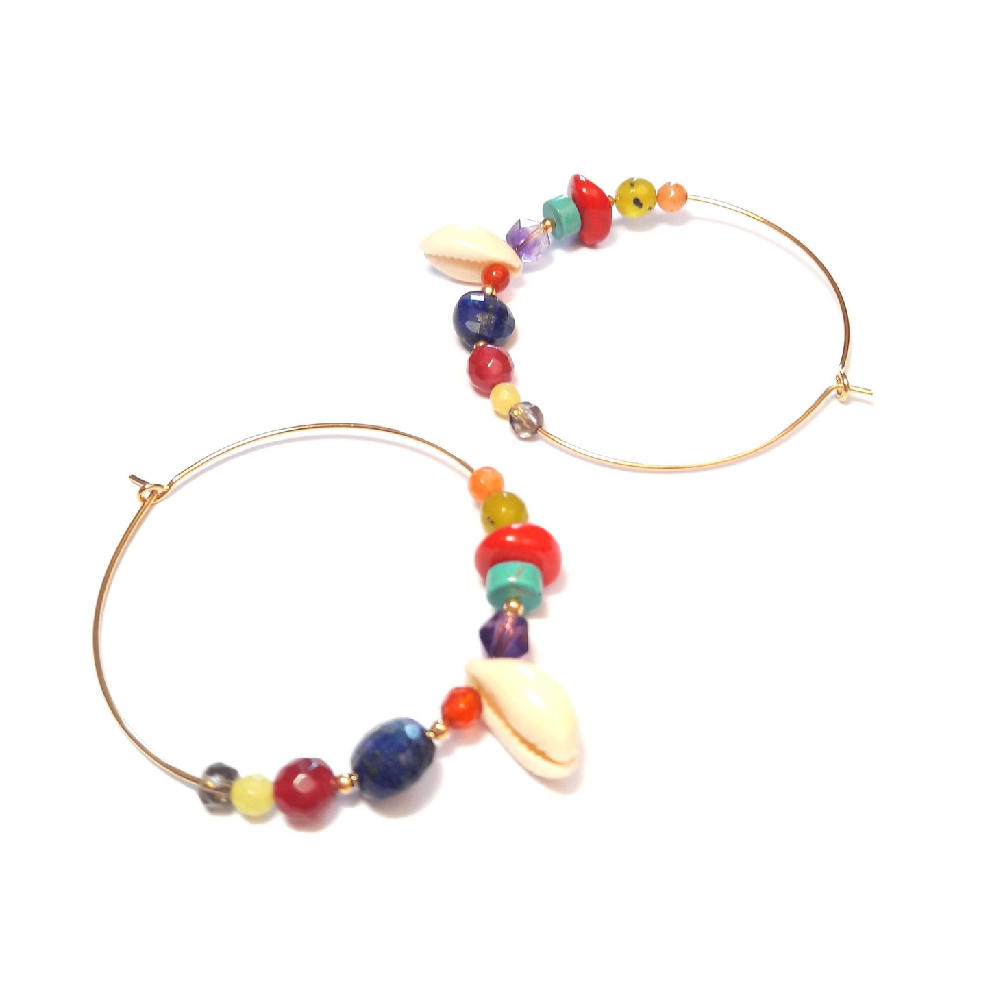 Ces boucles d'oreilles créoles en argent doré 925 avec pierres naturelles sont faites à la main en France. Parfaites pour un style ethnique chic, elles reflètent un savoir-faire artisanal et une production responsable.