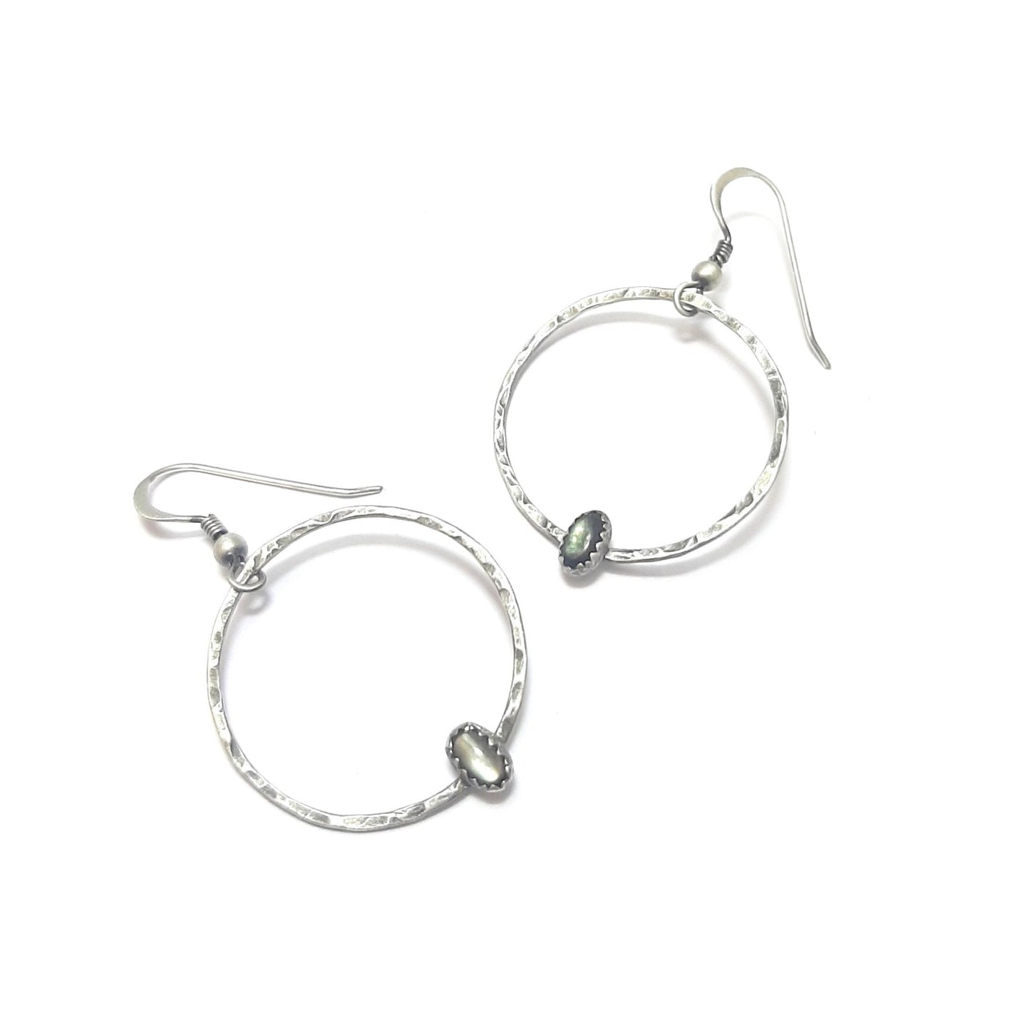 Boucles d'oreilles artisanales en argent massif patiné et nacre naturelle. Un bijou unique aux reflets lumineux et authentiques.