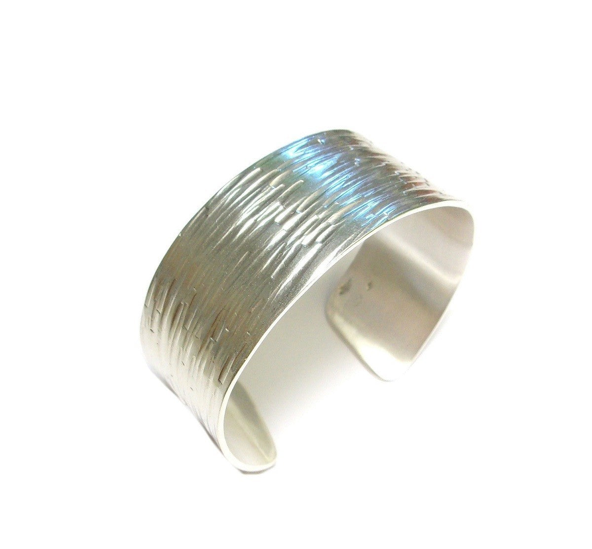 Bracelet large en argent massif martelé conçu à la main en France, pour un bijou unique et authentique.
Design élégant et intemporel
Argent massif 925 : Fabrication en argent pur et durable, résistant à l'usure quotidienne.
Confort ajustable : Manchette ouverte permettant un ajustement parfait à tout poignet.
Engagement éthique : Fabriqué dans le respect de l'environnement et des principes durables