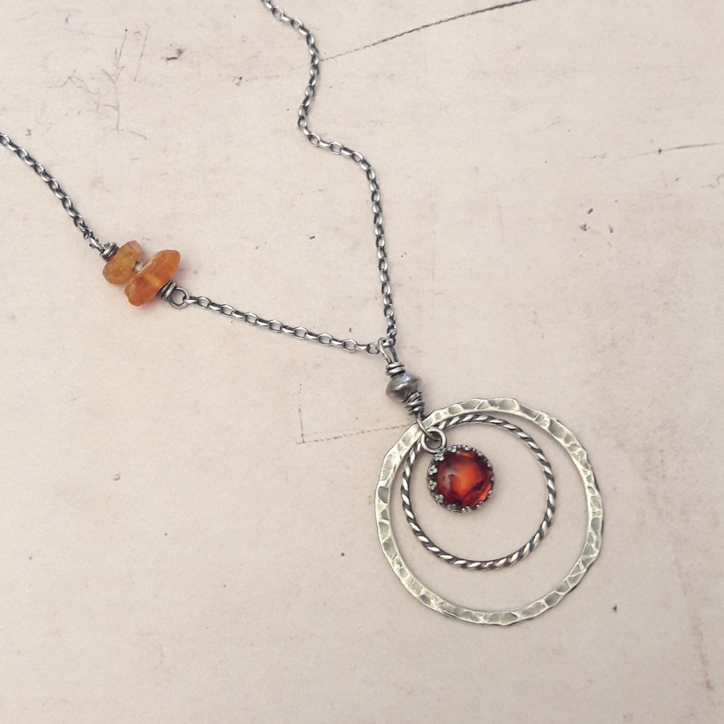 Collier long en argent 925 patiné et ambre avec un pendentif en forme de cercle