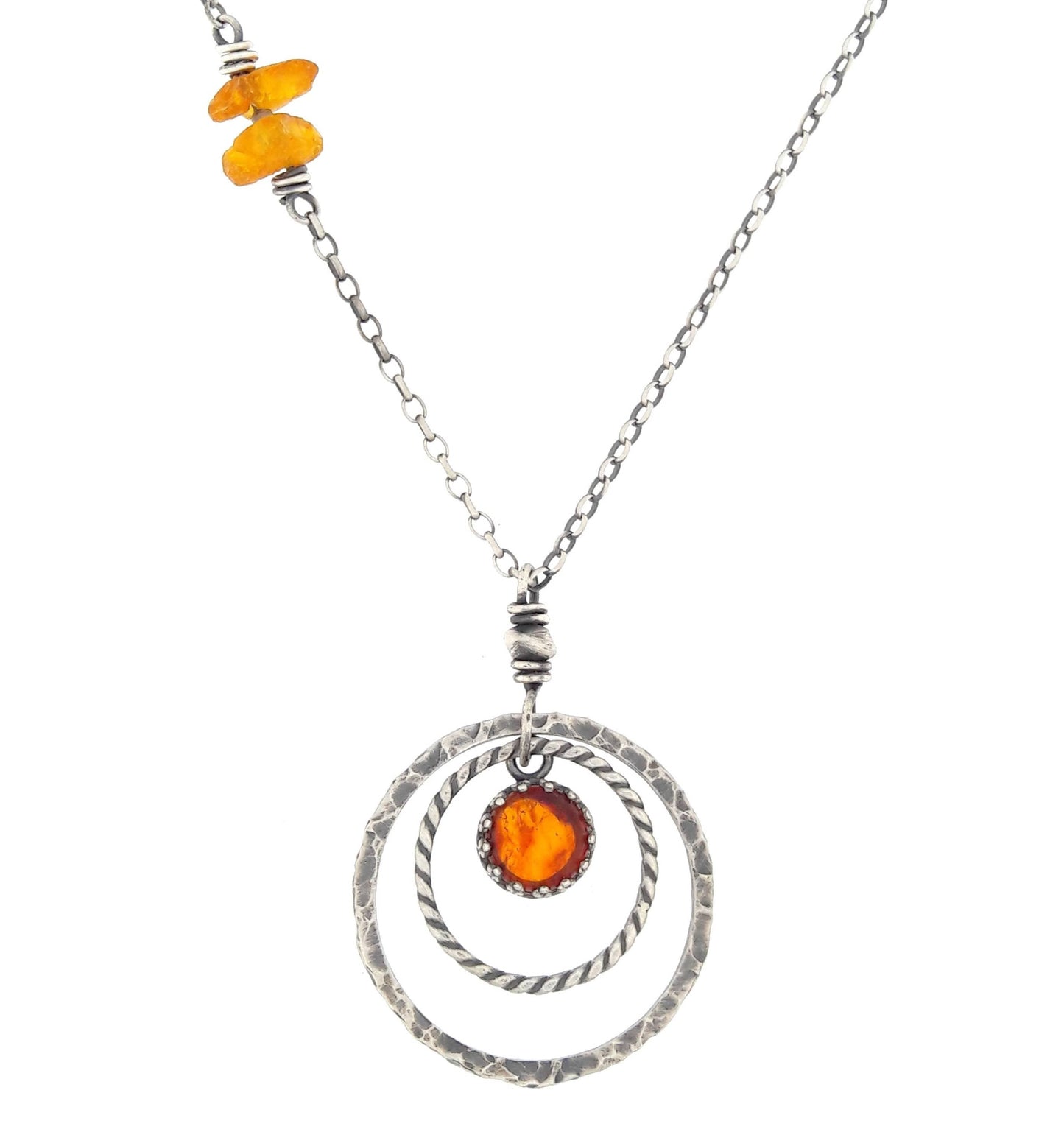 Sautoir ethnique en argent 925 patiné et ambre avec un pendentif en forme de cercle