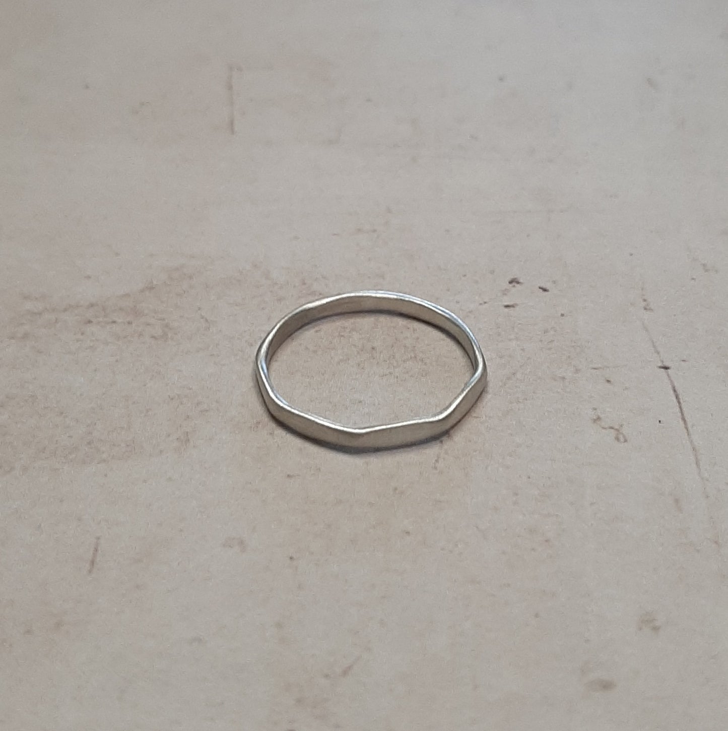 Bague fine brossé en ARGENT 950. Elle est très fine et légère. La tendance est à l'accumulation, n'hésitez pas à les superposer!