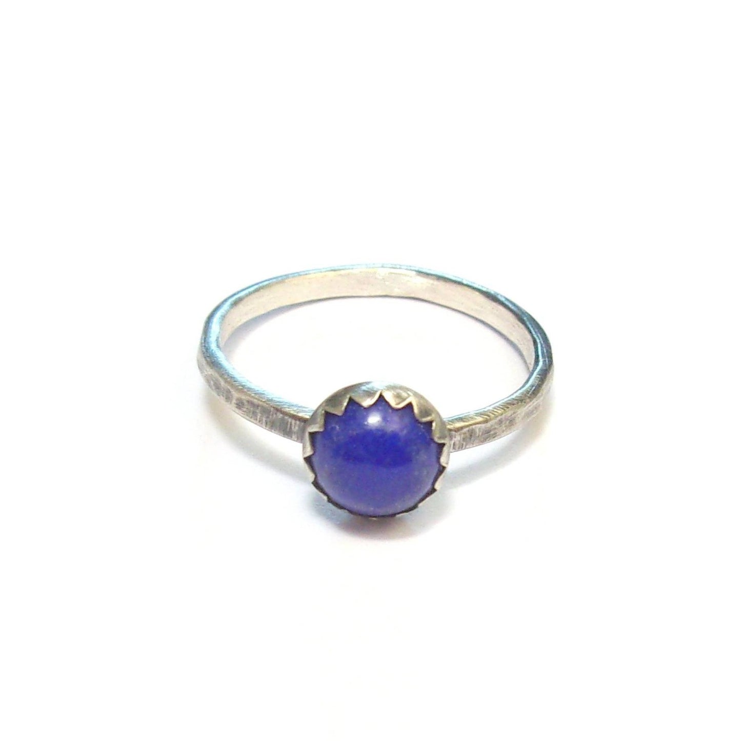 Bague ethnique fine pour femme réalisée en argent massif patiné noir, ornée d'une pierre semi-précieuse de lapis-lazuli