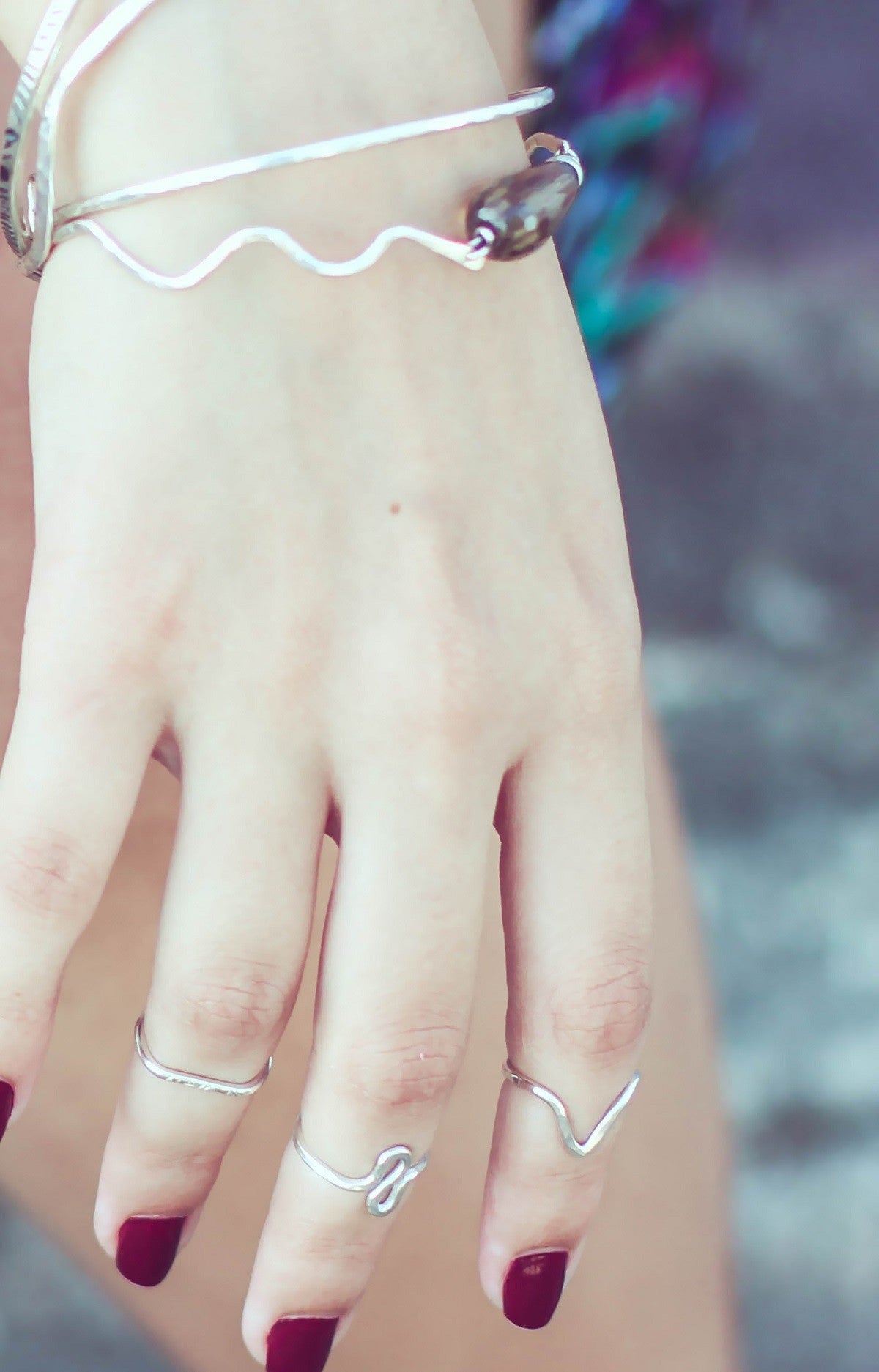 Bague Chevron en Argent Massif Martelé", un bijou minimaliste en argent massif, parfait pour une touche d'élégance. Elle peut être portée seule ou en superposition avec d'autres bagues. Faite à la main en France, chaque bague est fabriquée sur commande avec un délai de livraison de 3 jours. Le design simple et épuré de 1,5 mm de largeur convient à diverses tailles de doigts. Cette bague se distingue par son côté artisanal et sa fabrication responsable.