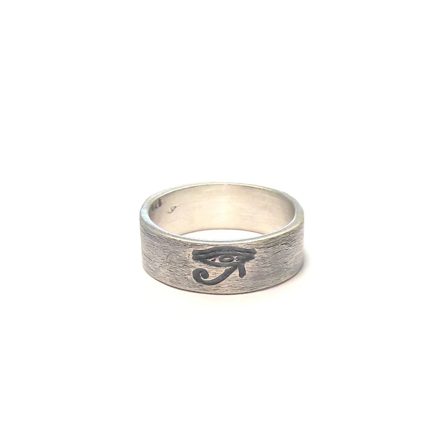 La bague "Œil d'Horus" en argent massif patiné, avec une largeur d'environ 6 mm, se distingue par son design symbolique et intemporel. Unisexe, elle convient aussi bien aux hommes qu'aux femmes. L’Œil d’Horus, également appelé oudjat, est un symbole ancien de protection et de clairvoyance, souvent porté comme un porte-bonheur.  
bijoux tribal femme