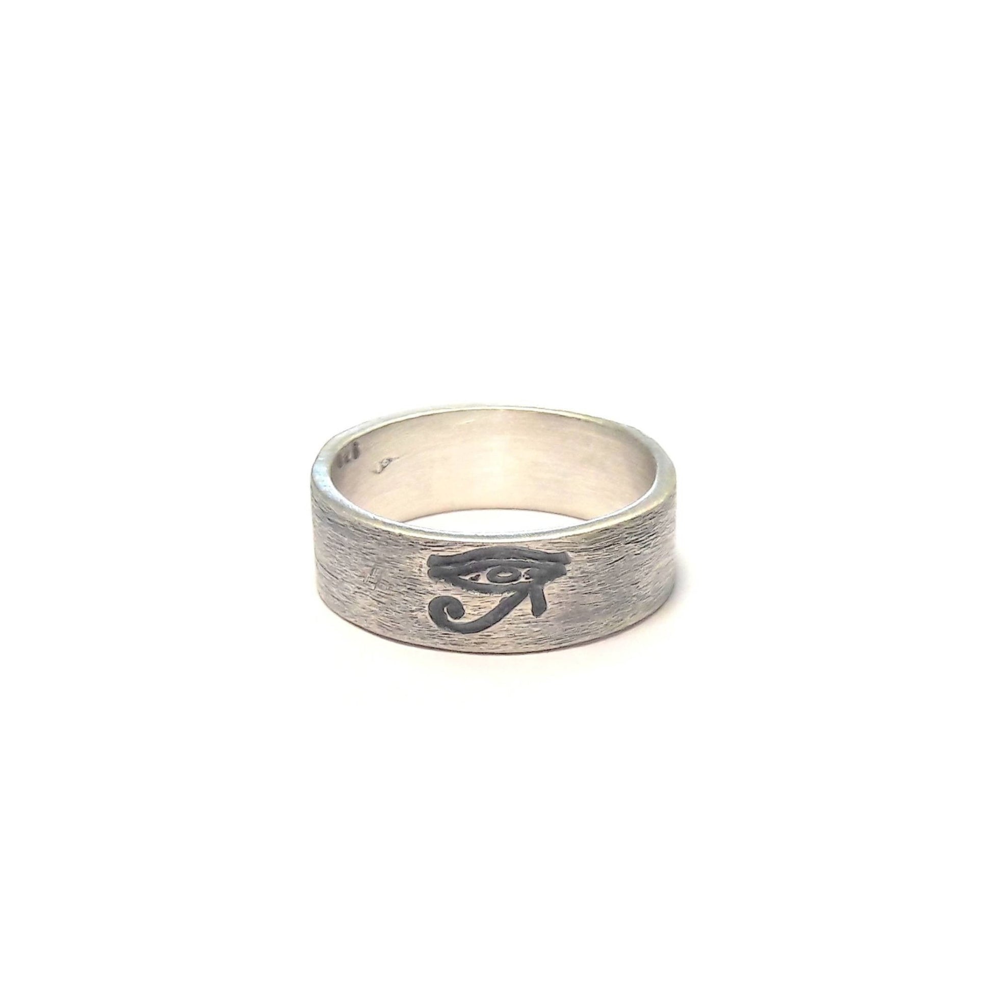 La bague "Œil d'Horus" en argent massif patiné, avec une largeur d'environ 6 mm, se distingue par son design symbolique et intemporel. Unisexe, elle convient aussi bien aux hommes qu'aux femmes. L’Œil d’Horus, également appelé oudjat, est un symbole ancien de protection et de clairvoyance, souvent porté comme un porte-bonheur.  
bijoux tribal femme