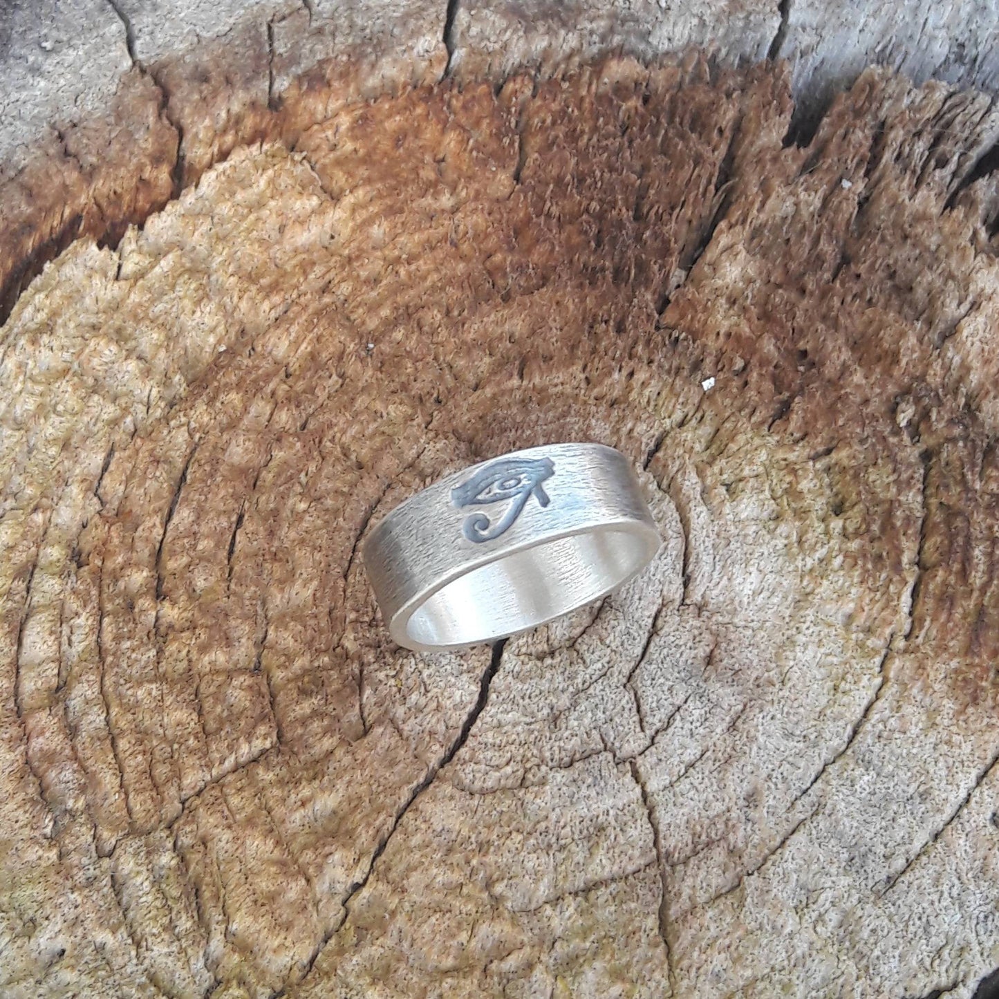 Bague ethnique fait main Œil d'Horus en argent patiné - Bijou unisexe