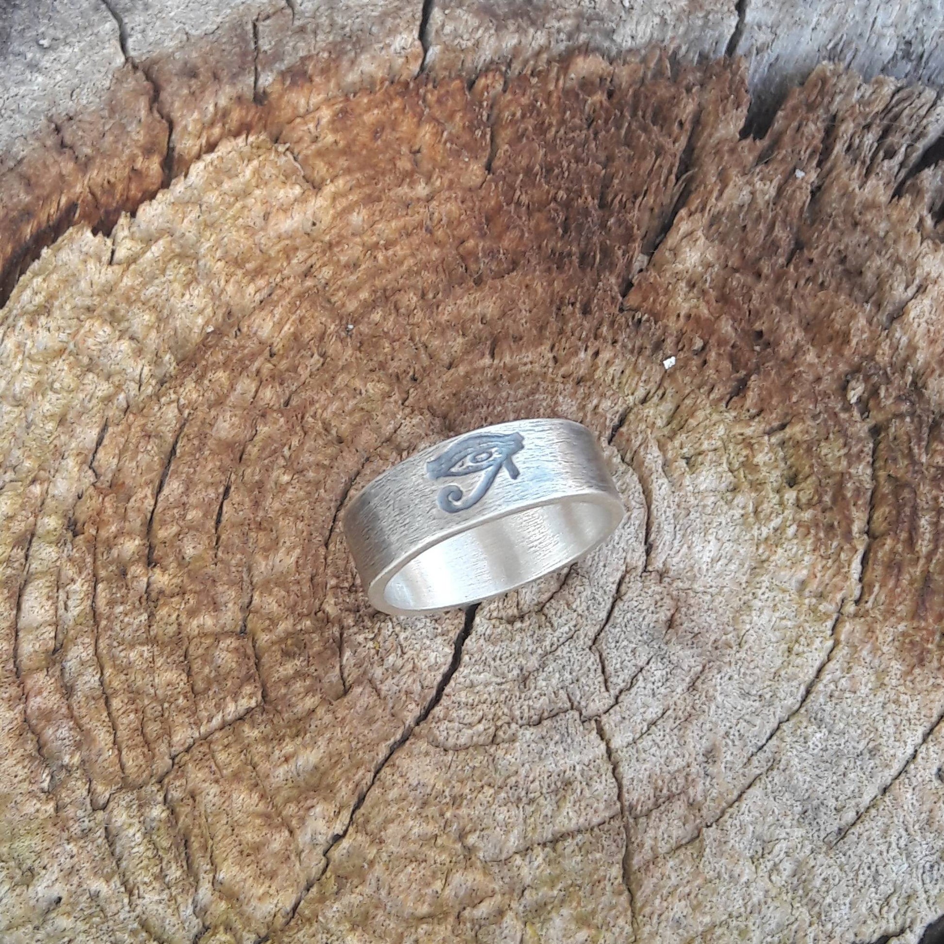 Bague ethnique fait main Œil d'Horus en argent patiné - Bijou unisexe