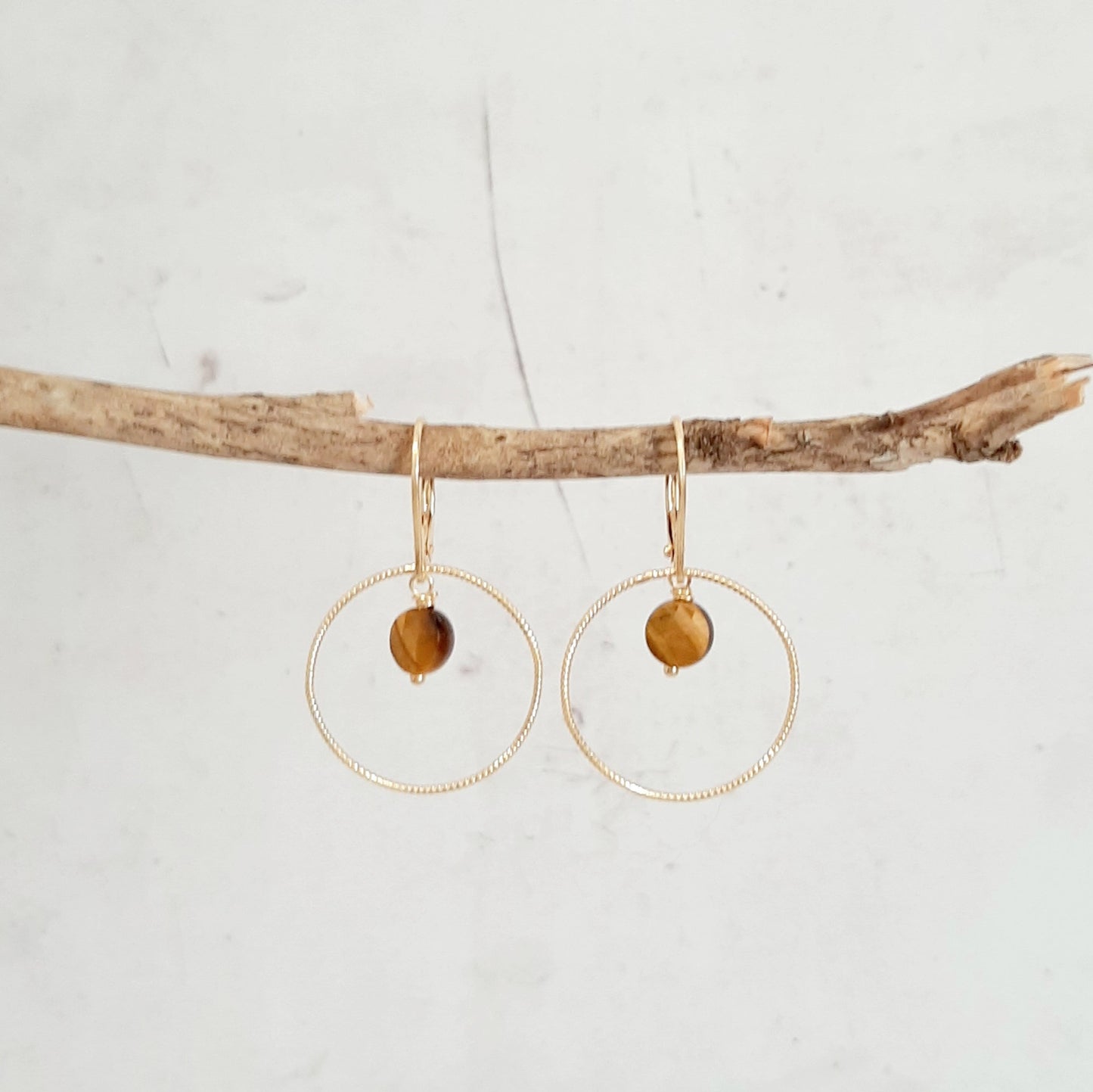 boucles d'oreilles créoles dorées avec pierres naturelles d'oeil de tigre