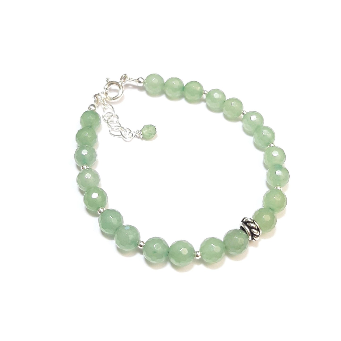 Ce bracelet raffiné combine la douceur apaisante de l'aventurine avec l'élégance intemporelle de l'argent 925. Conçu pour encourager la sérénité et attirer la chance, ce bijou est idéal pour celles qui recherchent l'équilibre et l'harmonie. Fabriqué artisanalement en France, il mesure 17 cm, avec une chaînette ajustable pour un confort optimal.