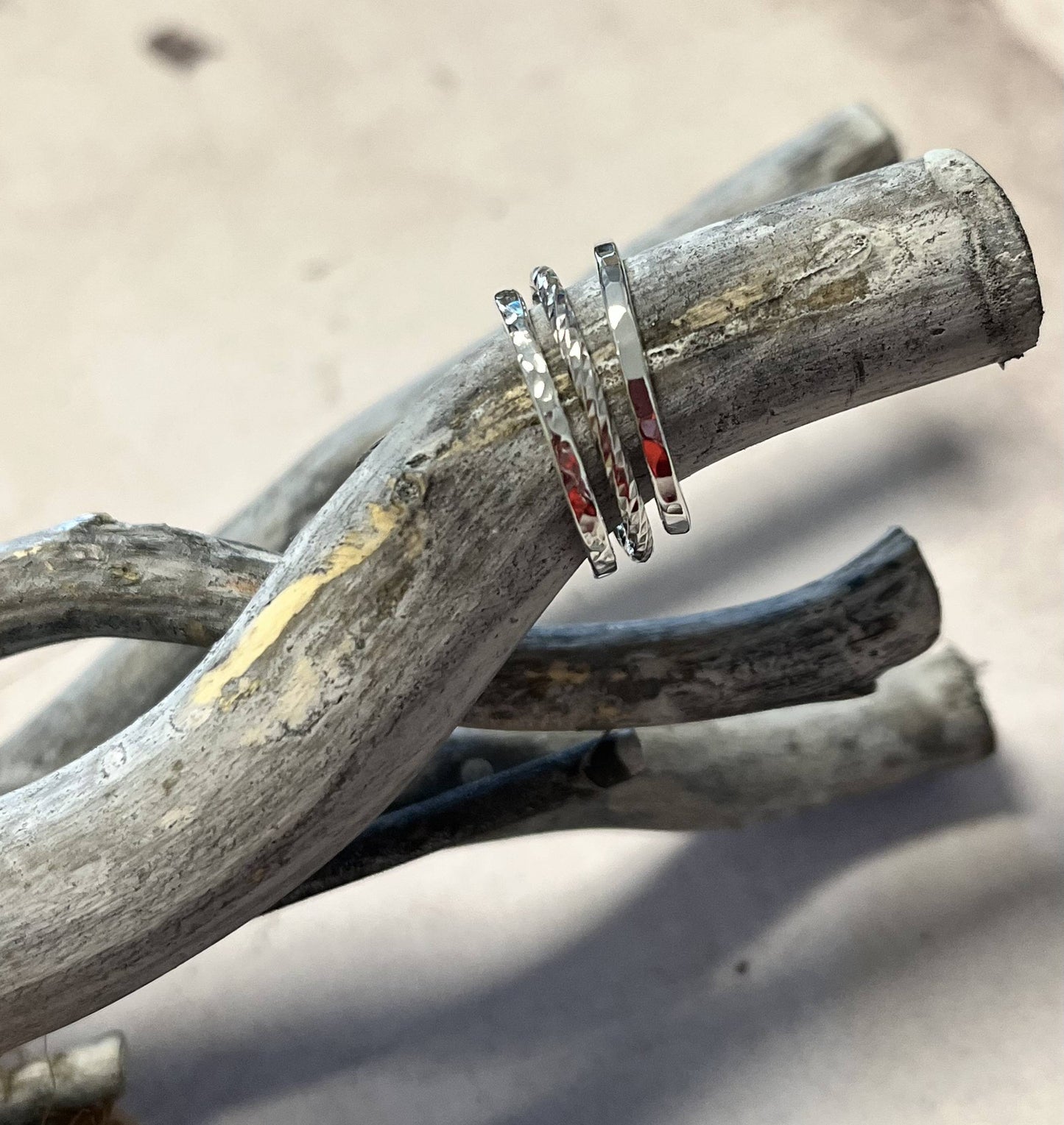 Cet ensemble de 3 bagues fines en argent massif, comprenant deux bagues martelées et une torsadée, allie sophistication et simplicité. La bague Trindade peut être portée empilée ou séparément, offrant polyvalence et adaptabilité pour toutes les occasions.