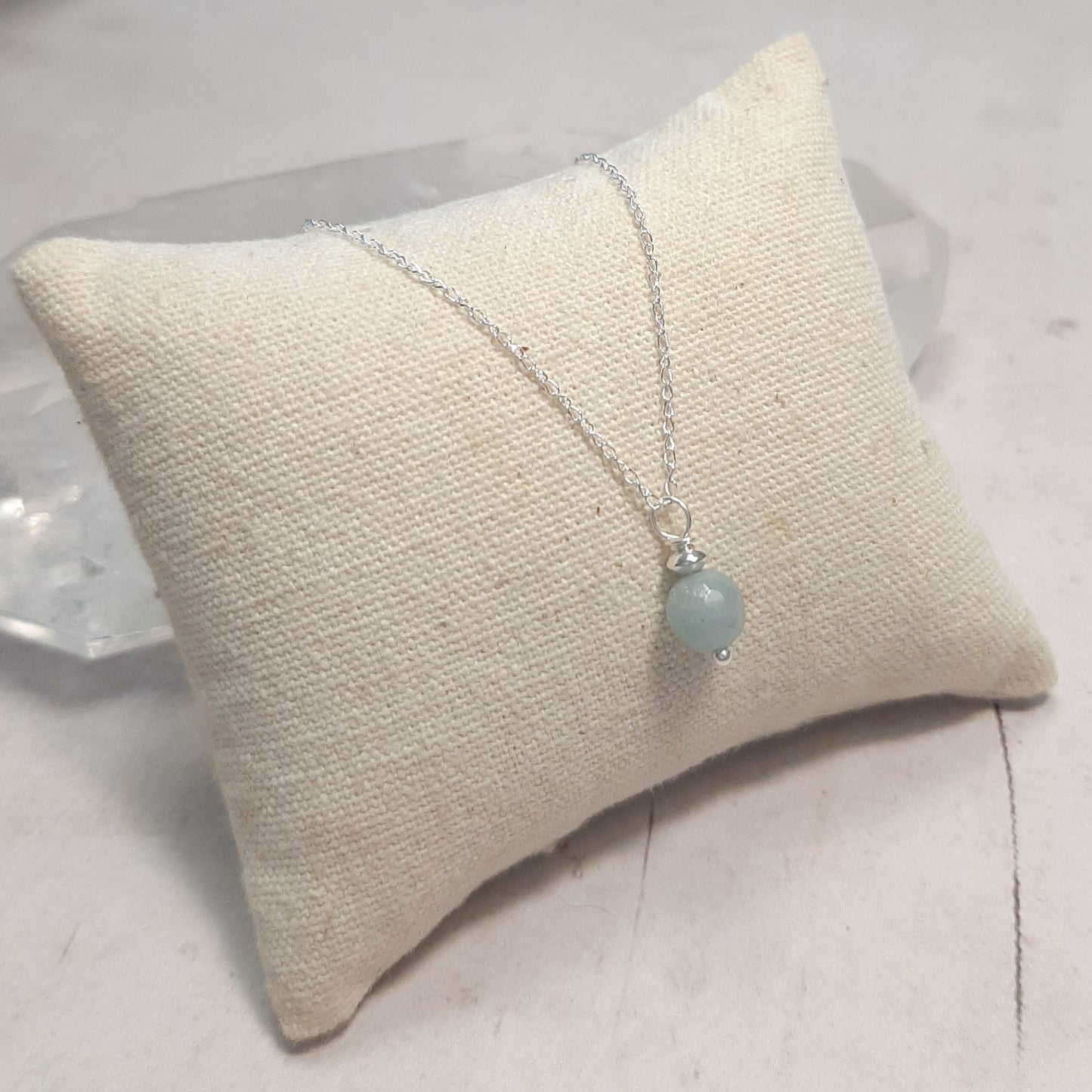 Flat lay collier aigue-marine argent 925 sur fond neutre