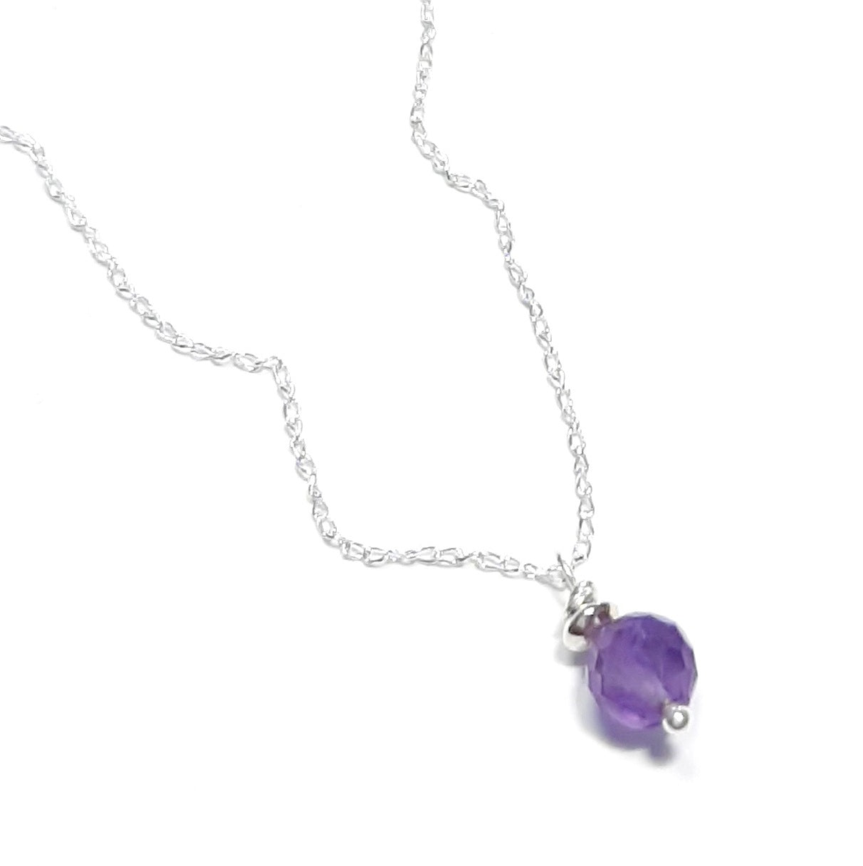 Gros plan améthyste naturelle et argent, collier minimaliste