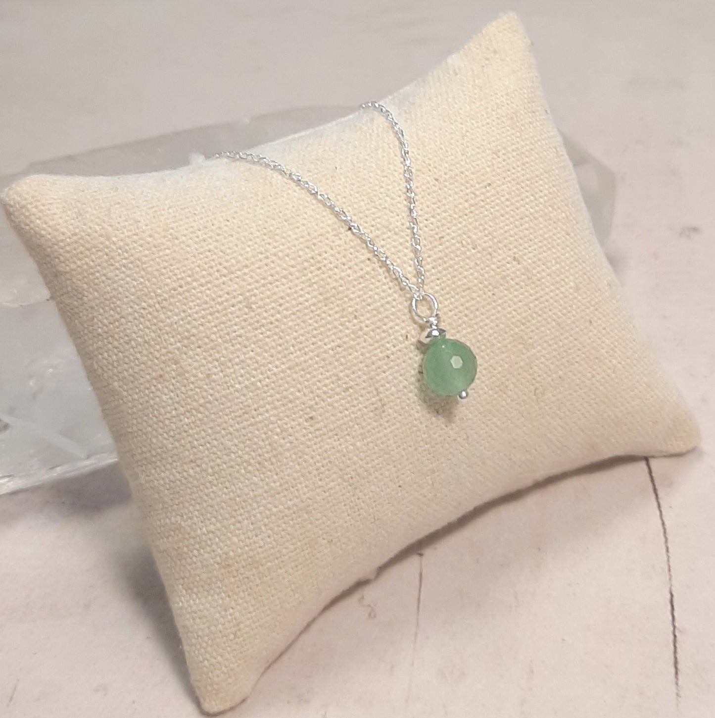 Flat lay collier aventurine verte argent 925 sur fond neutre