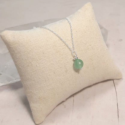 Flat lay collier aventurine verte argent 925 sur fond neutre