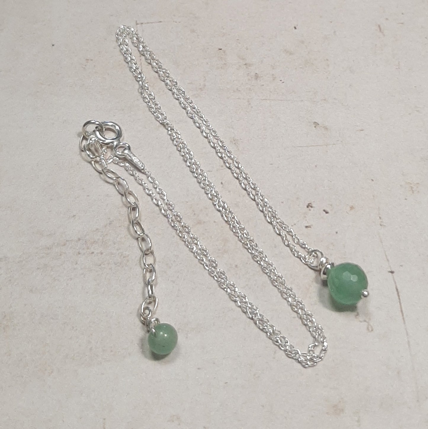 Détail collier aventurine verte sur collier argent 925, fabrication artisanale