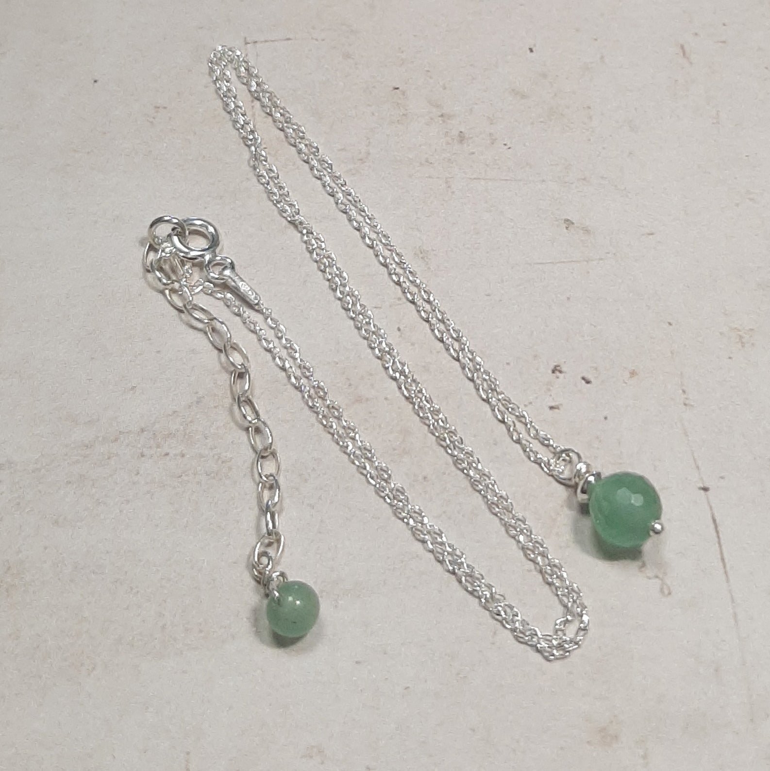 Détail collier aventurine verte sur collier argent 925, fabrication artisanale