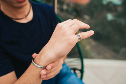 Bague Ethnique fait à la main en Argent Massif gravé d'une Fleur de Lotus