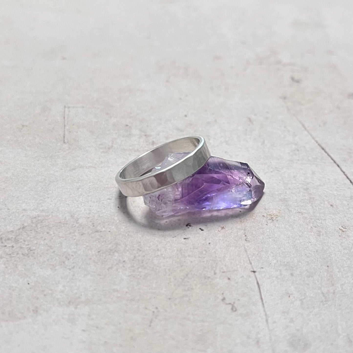 Bague alliance en argent massif martelé 4 mm – Simplicidade | Andréa Chereau