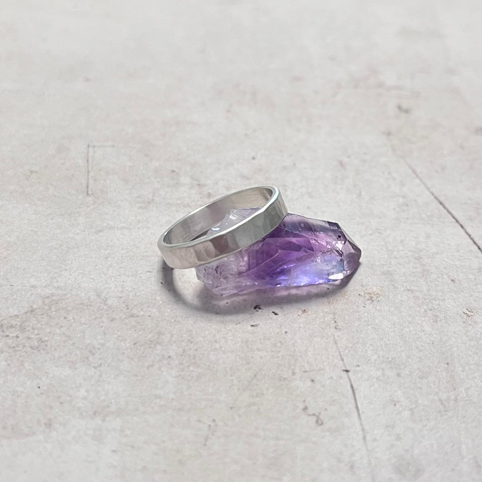 Bague alliance en argent massif martelé 4 mm – Simplicidade | Andréa Chereau