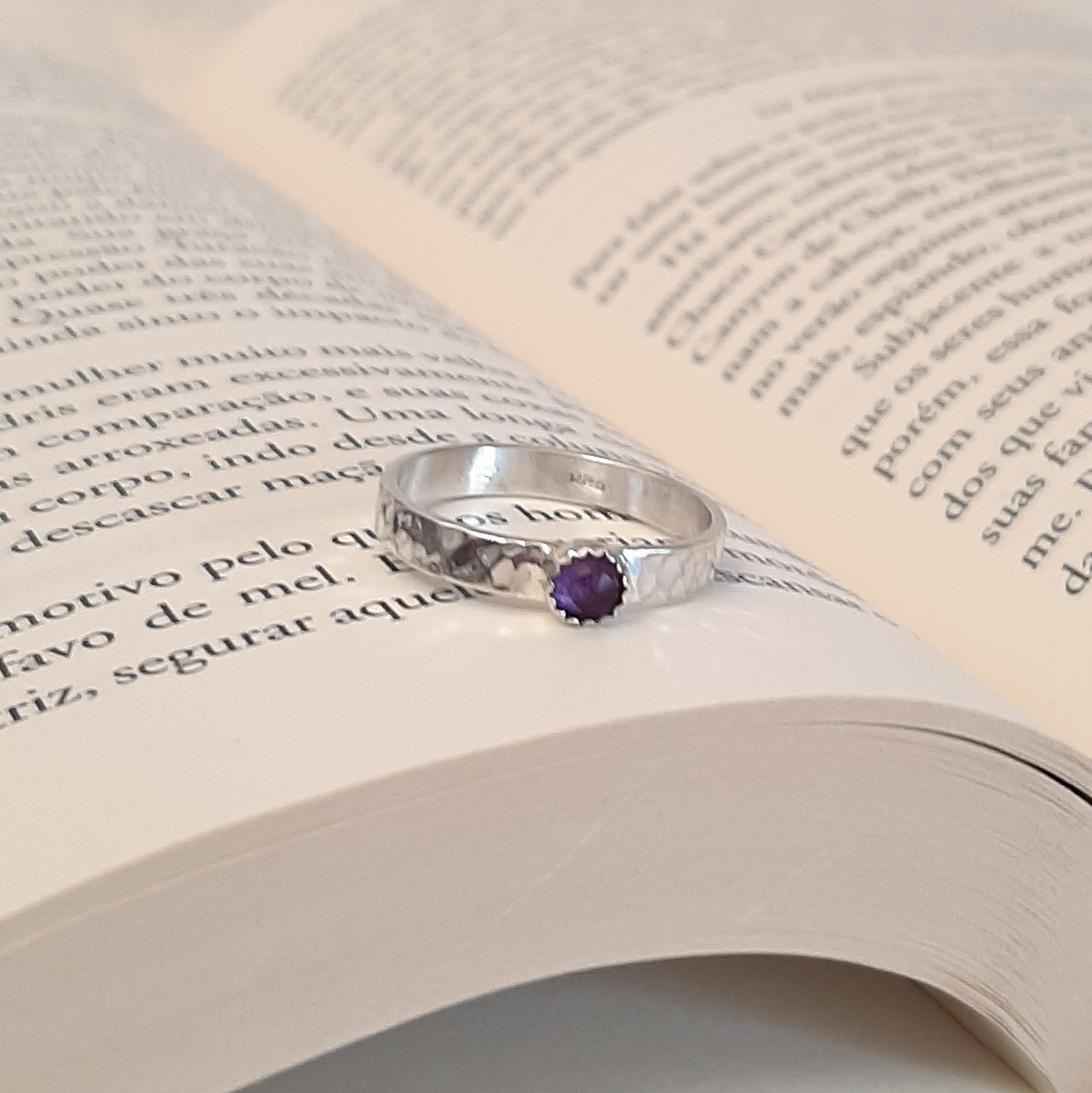 Bague en argent 925 au design intemporel, martelé pour une texture unique, ornée d'une pierre naturelle d'améthyste de 4 mm de diamètre. Avec une largeur de 3,2 mm, elle incarne à la fois simplicité et élégance. L’améthyste, connue pour ses propriétés apaisantes, est souvent associée à la sérénité, l'équilibre et la tempérance, favorisant la méditation et renforçant l’intuition.