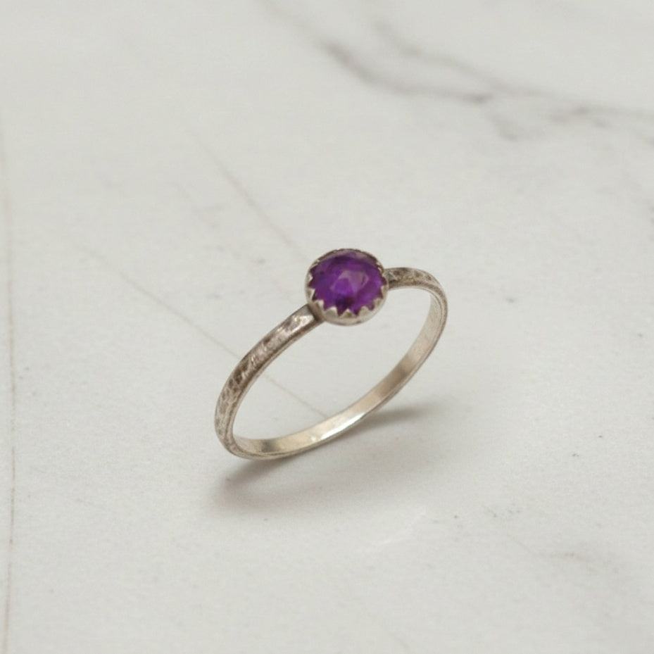 Bague ethnique en argent massif martelé, sources responsables